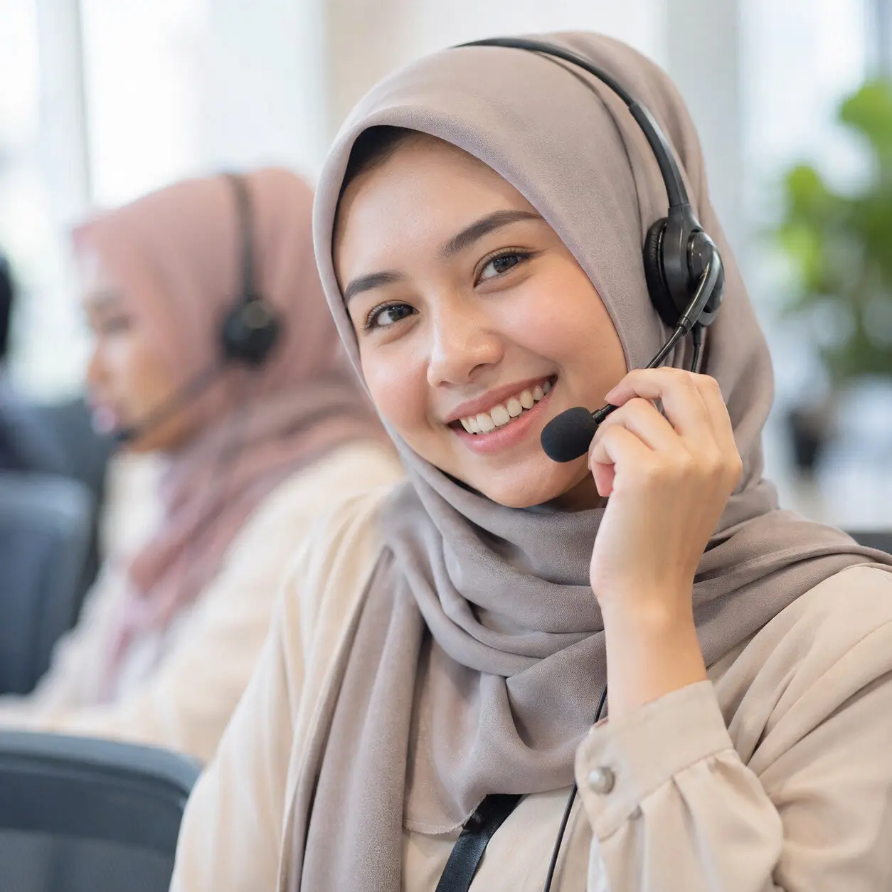 Praktisi customer service sedang melayani pelanggan lewat headset